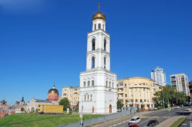 Samara Iversky Manastırı'nın çan kulesi, güneşli bir günde başmerhum Nicholas The Wonderworker'ın hatırına geçit tapınağına sahip. Samara şehri. Rusya.