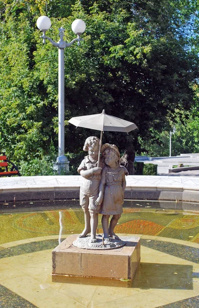 Fontaine Dans Jardin Strukovsky Avec Sculpture Bronze Établie Garçon Fille — Photo