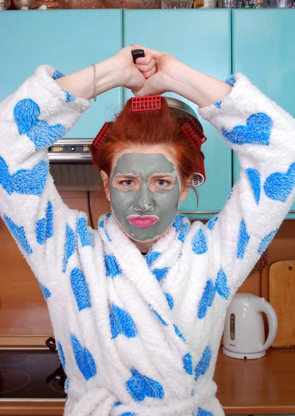 Dissatisfied Housewife Dressing Gown Hair Curlers Clay Mask Raises Frying — Stock Photo, Image