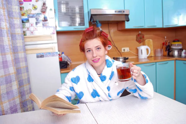 Red Haired Girl Dressing Gown Kitchen Wound Hair Curlers Guided — Stock Photo, Image