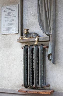 Heykel kompozisyon geçiş yoluyla Samara devlet ilçe elektrik santrali yakınında bir ısıtma radyatör bir icadı 150 yıldönümü ne ayrılmıştır. Bataryada bir kedi. Samara şehri. Rusya.