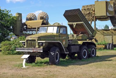 Bm-21 Ural 375d araba temelinde Hail. K.G. Sakharov Teknik Müzesi. Togliatti şehri. Rusya.