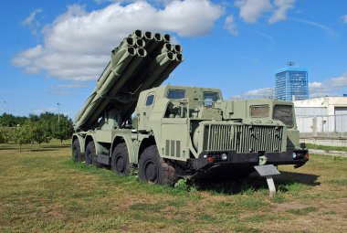 Volley Tornado Bm9a52-2 yangın 300-mm jet sistemi mücadele aracı. Togliatti şehrinde müze K.G. Sakharov ekipman tarihinin bir park kompleksi. Rusya.