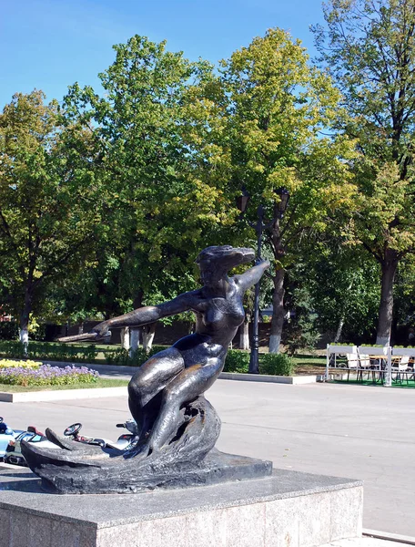 Rzeźba Narciarz Wodny Nad Rzeką Wołgą Miasta Samara Rosja — Zdjęcie stockowe