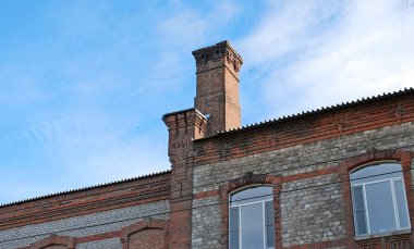 Bacalı eski tuğla binanın bir parçası. Samara şehri. Volga bölgesi. Rusya.