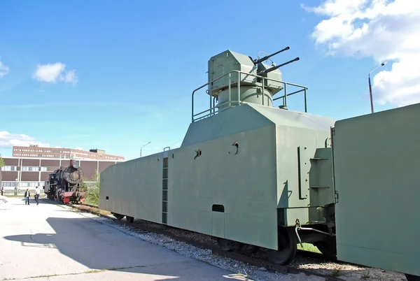 Uçaksavar emplacement ile zırhlı tren. K.G. Sakharov Teknik Müzesi'nin sergisi. Togliatti. Rusya.