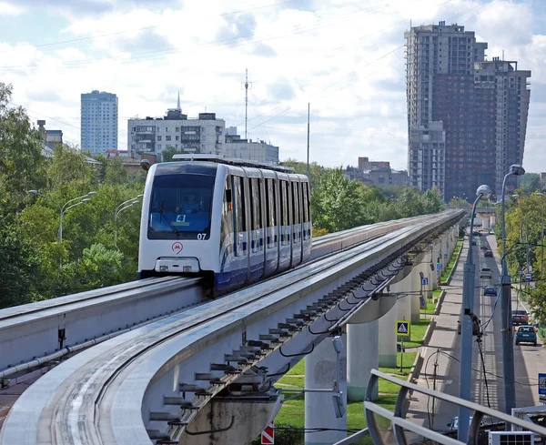 Bir monoray trenmilashenkov Street istasyonu yaklaşır. Moskova. Rusya.