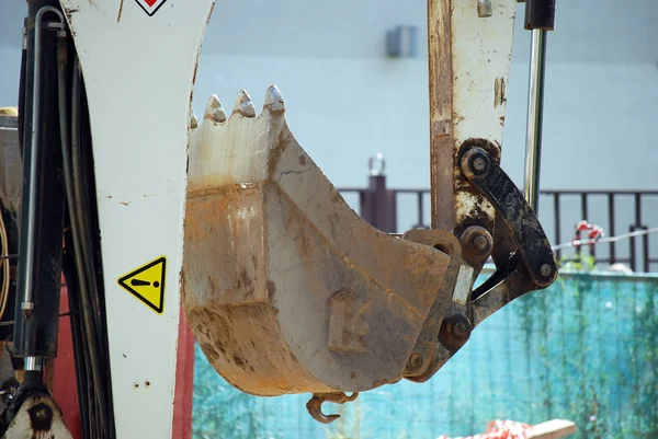 Bina sitesinde Ekskavatör kova