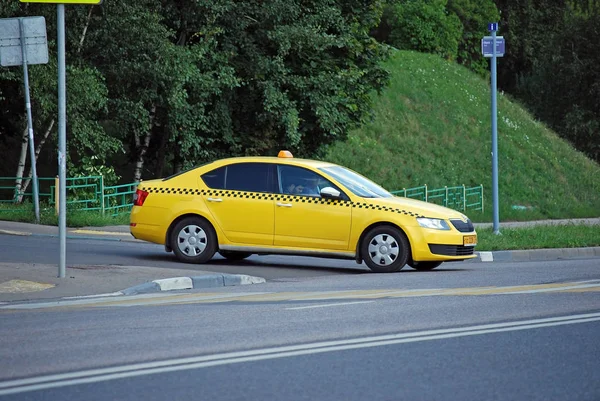 Motorlu kabin araba Skoda Octavia avludan yaprakları
