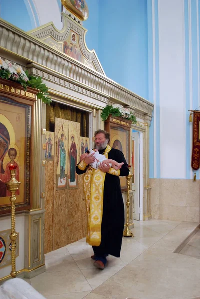 Holy Father Christens Newborn Child — Stock Photo, Image