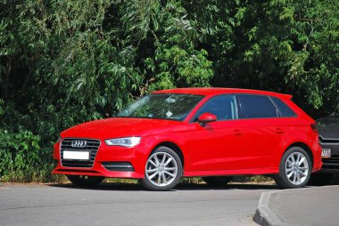 Kırmızı audi a3 bir yol kenarında park etti