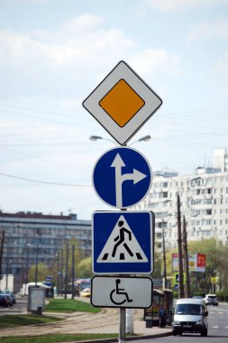 Dört yol işaretleri 2,1 