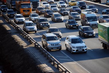 Gece Mitino yakınında MKAD trafik sıkışıklığı. Moskova şehri. Rusya.