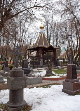 Manastır mezarlığı ortasında Belfry. Manastır Optina Pustyn. Kozelsk şehri. Rusya.