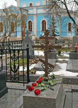 Tapınağın yakınındaki manastır mezarlığı. Manastır Optina Pustyn. Kozelsk şehri. Rusya.