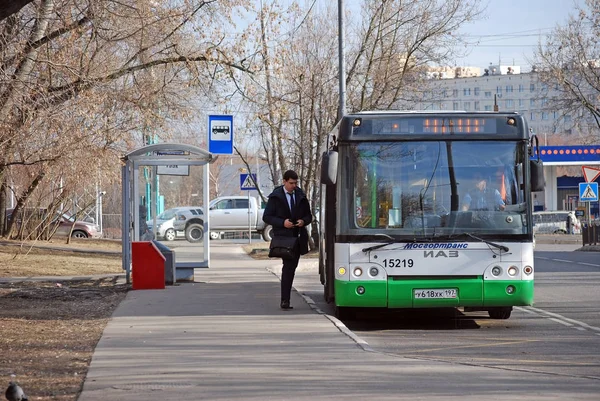 Автобус Маршрута Стоит Остановке Донелайтиса — стоковое фото