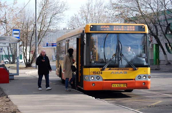 Der Bus Der Linie 199 Kostet Der Haltestelle Donelaytis — Stockfoto