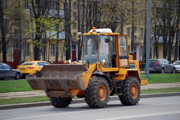Sarı yükleyici yolda gider