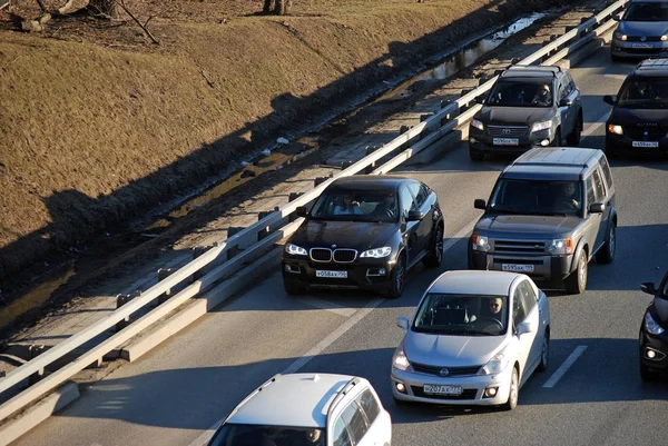 Gece Mitino yakınında MKAD trafik sıkışıklığı. Moskova şehri. Rusya.