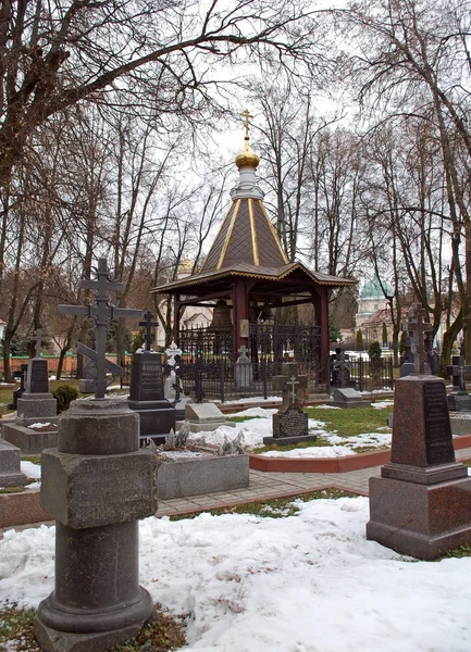 Manastır mezarlığı ortasında Belfry. Manastır Optina Pustyn. Kozelsk şehri. Rusya.
