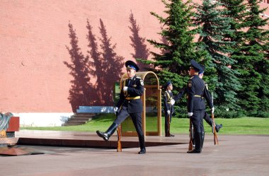Moskova. Rusya. İskender bahçesinde bilinmeyen askerin mezarında bekçi değiştirme.