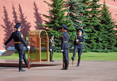 Moskova. Rusya. İskender bahçesinde bilinmeyen askerin mezarında bekçi değiştirme.