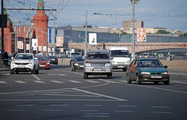 Los Coches Van Terraplén Del Kremlin Moscú Rusia —  Fotos de Stock