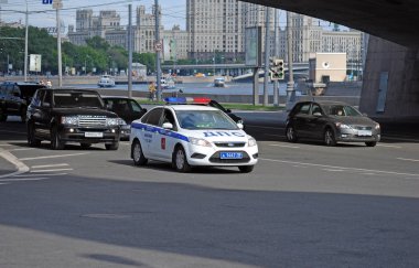 Kremlevskaya Embankment 1-SB trafik polisi araba. Moskova şehri. Belgelerin doğrulanması.