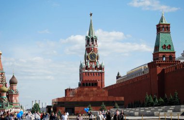 Kremlin Mozolesi ve Spasskaya Kulesi'nin görünümü. Moskova. Rusya.