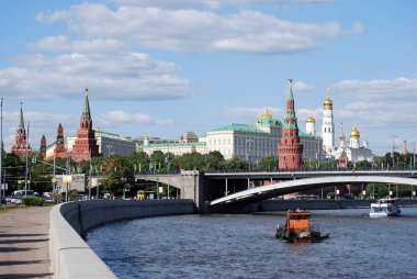 Moskva Nehri üzerindeki Mosvodostoka nehir teknesi. Moskova. Rusya.