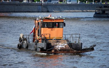 Kremlin yakınlarındaki Moskva Nehri üzerinde tekne 