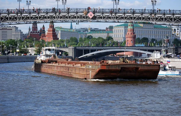 Pråmen Passerar Patriarshy Bridge Över Moskvafloden Staden Moskva Ryssland — Stockfoto