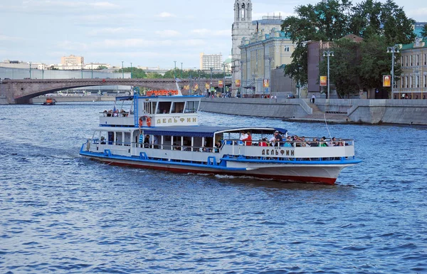 海豚船在莫斯科河 莫斯科 俄罗斯 — 图库照片