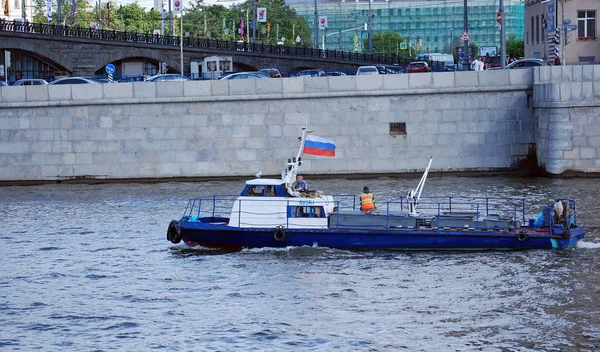 莫斯沃多斯托克河的河船 Yauza 位于莫斯科河 莫斯科 俄罗斯 — 图库照片