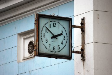 Sokak duvar saati. Moskova. Rusya.