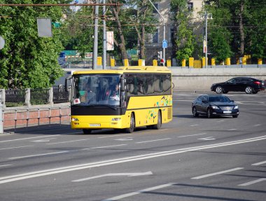 Sarı renkli gezi otobüsü yolda devam ediyor. Moskova