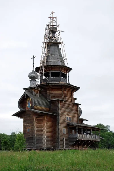 谢尔盖 拉多涅日斯基在神圣来源的格雷米希钥匙的领土上的木制教堂 — 图库照片