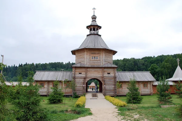 神聖な源グレミヤシーキーの入り口にゲートウェイ木製の教会 — ストック写真