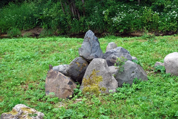 大巨石在神圣的来源的领土格雷米阿奇钥匙 — 图库照片