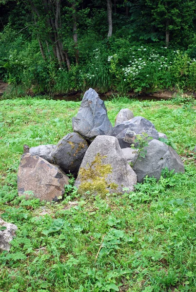 聖なる源の領土の大きな岩グレミヤシーキー — ストック写真