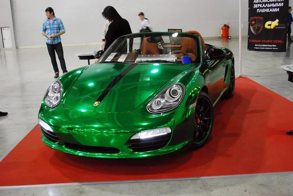 绿色保时捷Boxster 987 在2012年Crocus博览会 — 图库照片