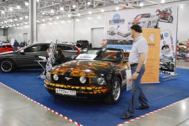 Crocus Fuarı'nda Ford Mustang Cabrio V. Moskova. Rusya.