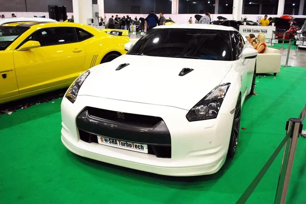 White Nissan Auf Der Crocus Expo 2012 — Stockfoto