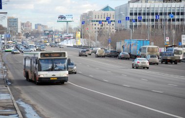 Otobüs şehir Maz-107, Volokolamsk karayolu üzerinde özel bir şerit üzerinde hareket