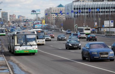 Otobüsler Volokolamsk karayolu üzerinde özel bir şeritüzerinde hareket
