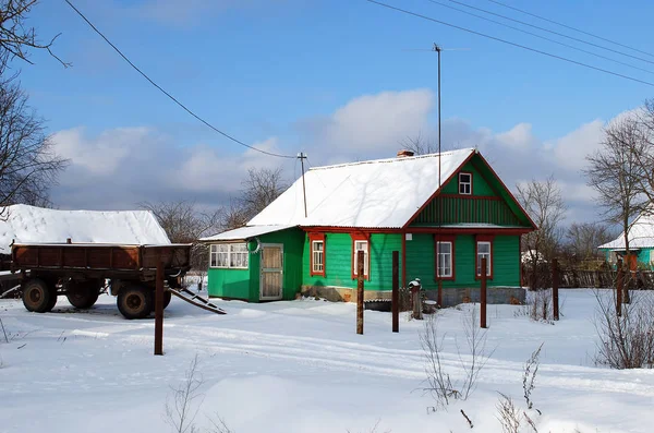 Dom Wsi Wózkiem Stoi Obok Niego Zimowy Krajobraz Wiejski Rosja — Zdjęcie stockowe
