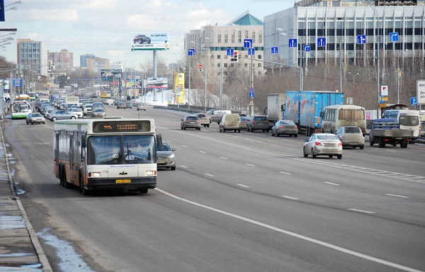Otobüs şehir Maz-107, Volokolamsk karayolu üzerinde özel bir şerit üzerinde hareket