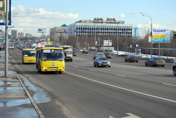 Dos Taxis Amarillos Mueven Carril Dedicado Carretera Volokolamsk Moscú —  Fotos de Stock