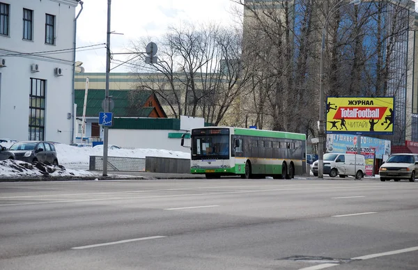 バス停に立つバス ヴォルザニン ボロコラムスク高速道路 — ストック写真