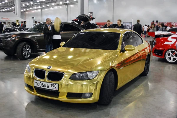 Die Bmw 3Er Serie Ist Mit Einer Goldenen Folie Überzogen — Stockfoto